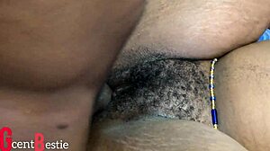 Schöne rasierte Muschi schreit bei leidenschaftlichem BBC-Pounding. Nachbarn hören die gestutzte Bodybuilder-Pornstar in Action.