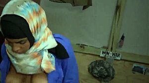 Školačka dostáva hardcore drvenie piče v armádnej uniforme fantasy