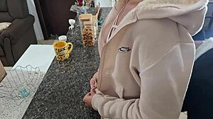 Tyttärentyttö kumartuu, pillu nuolitaan, kumi perseelle isältä