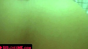 هي شوفوا مايا بيجو تفرج بزازها وتمص أخ زوج أمها عشان ركوب!