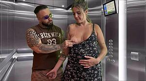 Minha Vizinha Grávida Gostosa Fez Boquete no Elevador do Condomínio
