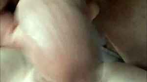 ¿Por qué la pareja mayor folla en medias en la cama?