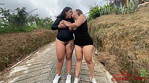 Minä ja tytärpuoli riisuudumme naapurin tontilla