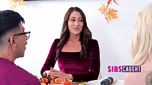 Nerdy mlada 18+ plavuša zahvaljuje sisama i tabu seksom u seksi porodičnoj priči.