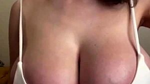 Stemor Med Store Melkefulle Titter Onanerer Til Orgasm, Masserer Rumpe Og Kuk