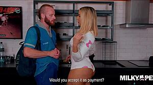 Jebi mojo pičko trdo, velkorita blondinka plača vodovodarja s telesom, ogromen kurac doggystyle