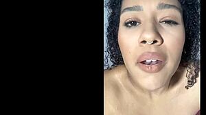 Sladka 18+ amaterka se masturbira in pride v hlačkah, pošlje sledilcu