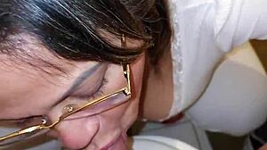 Venns mor fanger meg med hennes truse, suger meg av