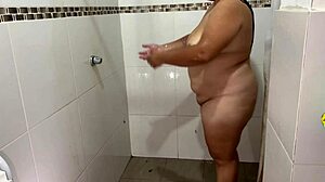 Vizinha latina jovem toma banho e se toca na câmera escondida