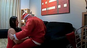 mulher pelada gostosa levando varias gozadas no natal na boca e no cu