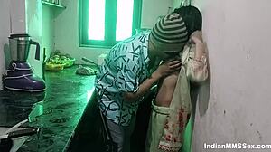 Indiaas dienstmeisje verandert keuken schoonmaken in hete blowjob en ruwe actie