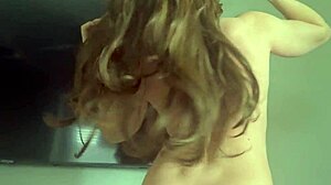 Hermosa morena milf muestra culo perfecto