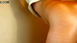 이 아름다운 일본 여자가 예쁜 도기스타일 액션 위해 몸 숙이면 어떨까