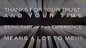 Daniela con tetas enormes y pelo largo en medias gime mientras lame tatuaje