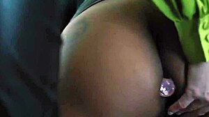 Mož Ryana Keely ji dovoli jebati brinete na delu v divjih dlakavih srečanjih