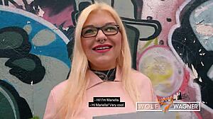 Velika guza Mariella Sun oseća duboke emocije od tvrdog jebanja na prvom sastanku. Javni pušenje u šumi vodi do pune outdoor avanture plavuše.