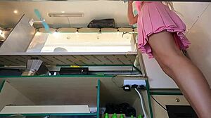 Belle fighe sorprese con upskirt da telecamera nascosta