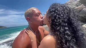 Young married woman loses phone, leaks videos of her fucking on Recreio beach!