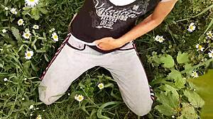 i spyed on my neibor masturbatin in the daisies and she cummed