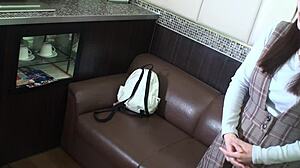 ワオ、素晴らしい日本人美女がワイルドなクンニ中に噴射して叫ぶ！