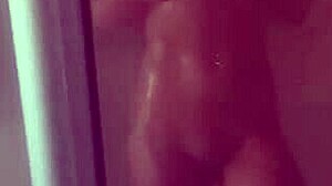 アマチュアガールがシャワーで体を石鹸で洗い、ピアス付き乳首を露出！