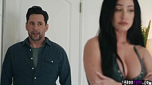 تومي بيستول يخنق جينيفر وايت في لعب خشن