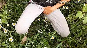 i spyed on my neibor masturbatin in the daisies and she cummed