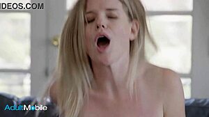 สาวบลอนด์สวยครางดังตอนโดนเย็ดก้นแบบด็อกกี้บนโซฟา 😩