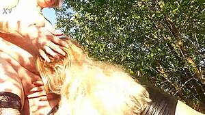 O bog, zunaj lezbični seks s to krivuljasto milf in debelo babico... veliko lizanje ritnice in poljubljanje!