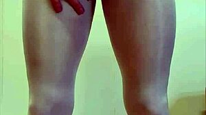 Schau dir diese Tgirl mit großem Schwanz an, die in Strumpfhosen kommt