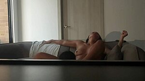 مؤخرة سوداء عملاقة للعاهرة يتم لعقها حتى النشوة في فيديو منزلي