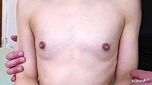 วัยรุ่นญี่ปุ่นผอม 18+ ถูกล่อลวงให้ถึงจุดสุดยอดแรงๆ ที่ JAV casting