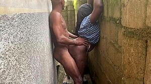 شابة 18+ منحنية لزب عملاق في زاوية ضيقة