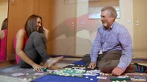 Η γκόμενα θέλει το καυλί του παππού στη σφιχτή πούτσα, καταπίνει μετά