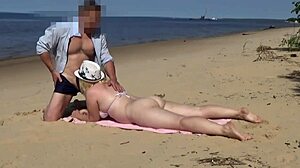 Triff diese saftige MILF am Strand