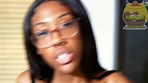 Olha menina magra com strap-on montando nessa bunda grande!