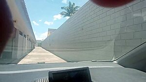 Kuuma täti sormittaa veljentyttären märän pillun autossa