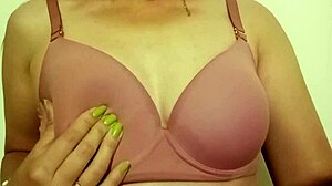 soy tímida pero ninfómana siempre que me masturbo sale un liquido blanco de mi coño espero les guste