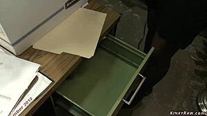 Blondi sukissa ratsastaa sybian-koneella intensiiviseen orgasmiin