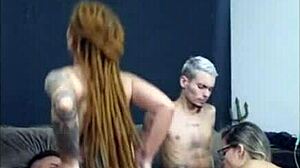 Pelirroja con dreads cabalga amigo mientras esposa me mama