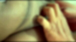 妻子在屁股里接精，丈夫在阴户里射精滴落