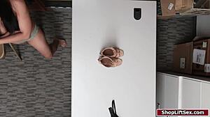 Ladrinha asiática com peitos grandes e buceta peluda leva foda do segurança no trabalho