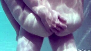 アジアン黒髪美女がベッドでホットオイルエロマッサージとフェラ