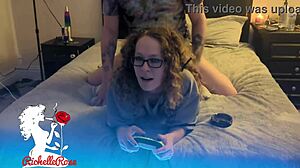 Кудрявая геймерша сдается догги с кремпаем