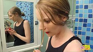 Rjavolaske tajnice gredo v kuhinjo na odmor