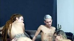 Pelirroja con dreads cabalga amigo mientras esposa me mama