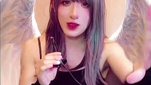 【個撮】股間が生えた天使が配信しながらオナニーをする動画