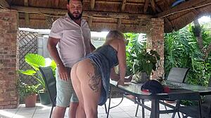 Baiser creampie la femme de mon meilleur ami sur la terrasse pendant qu'il bosse 😏