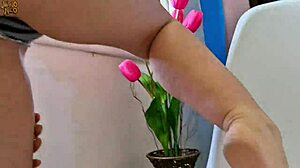 Stor cumladdning i hennes mun med fantastisk utsikt, slarvig facial