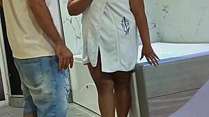 Kaj pa seks v jacuzziju z recepcionistko? Ogromne sise in ukrivljena rit!